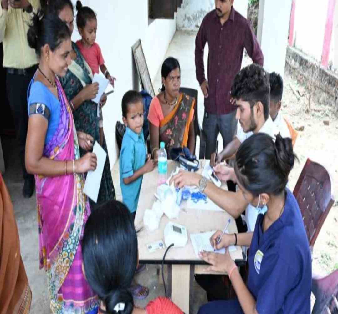 आसेगाव गीलबिली येथे आरोग्य शिबिरांचे आयोजन १७३ लोकांनी घेतला फायदा